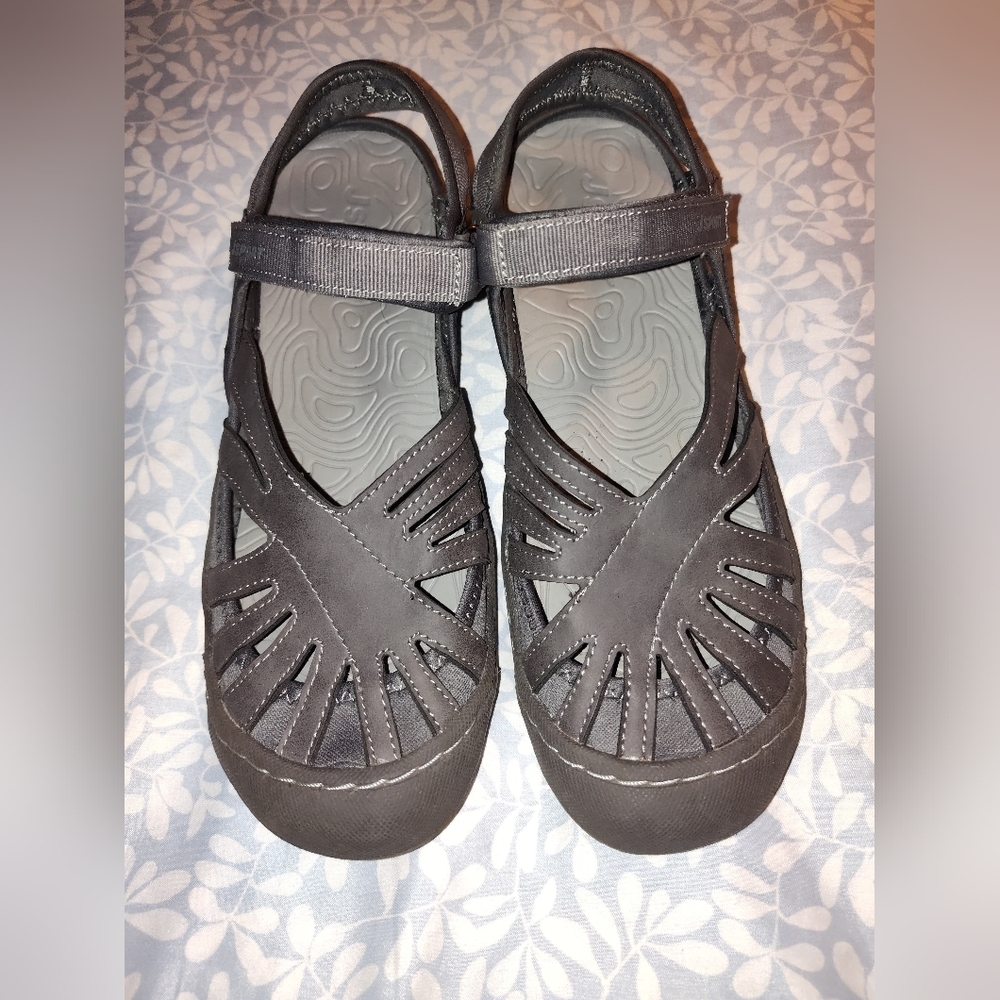 Strapped Sandals w/ Great Tread
